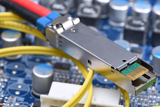 What are the standard procedures for installing and configuring an optical module in a network device?